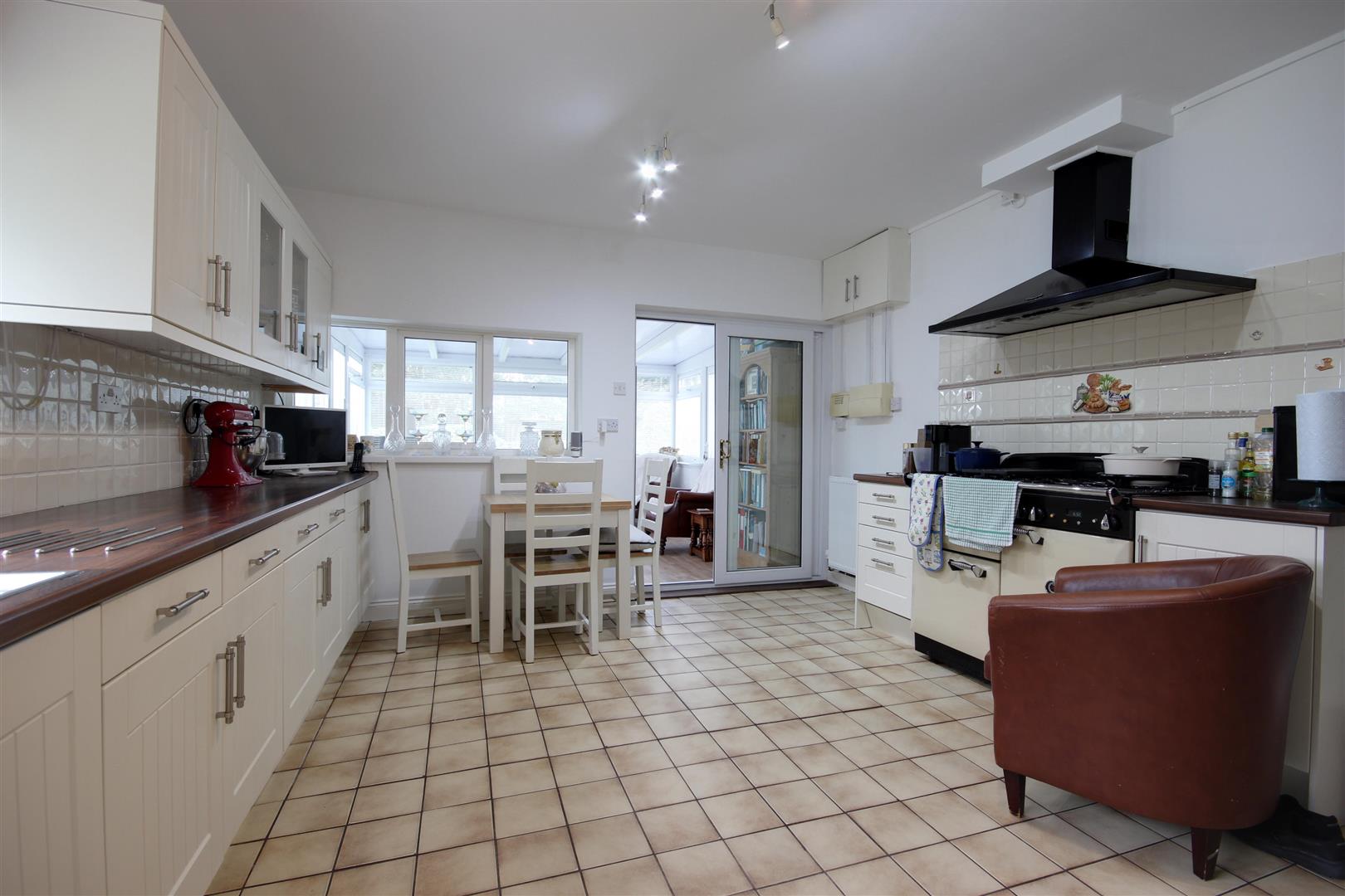 3 bed property in Cross Street, Great Hatfield